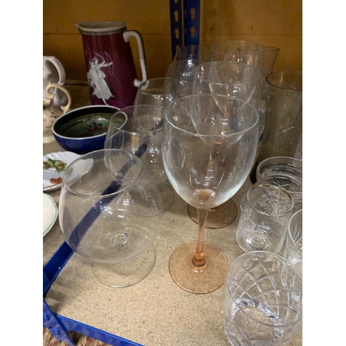 1016 - A QUANTITY OF GLASSWARE TO INCLUDE A SHIP'S DECANTER, BRANDY BALLOONS, WINE GLASSES, TUMBLERS, ETC