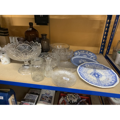 1022 - A QUANTITY OF GLASSWARE TO INCLUDE THREE WEDGWOOD PLATES, TWO BEING JASPERWARE, BOWLS, VASES, A LARG... 