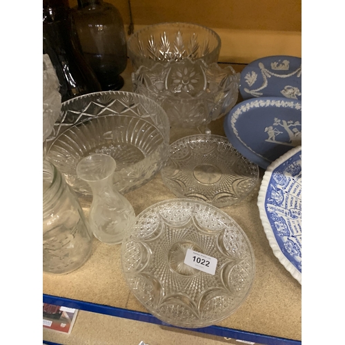 1022 - A QUANTITY OF GLASSWARE TO INCLUDE THREE WEDGWOOD PLATES, TWO BEING JASPERWARE, BOWLS, VASES, A LARG... 