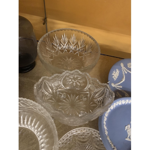 1022 - A QUANTITY OF GLASSWARE TO INCLUDE THREE WEDGWOOD PLATES, TWO BEING JASPERWARE, BOWLS, VASES, A LARG... 