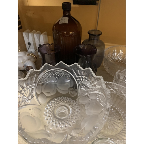 1022 - A QUANTITY OF GLASSWARE TO INCLUDE THREE WEDGWOOD PLATES, TWO BEING JASPERWARE, BOWLS, VASES, A LARG... 