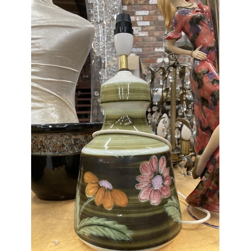 1061 - AN IDEN POTTERY, HAND PAINTED RETRO TABLE LAMP