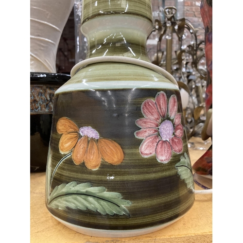 1061 - AN IDEN POTTERY, HAND PAINTED RETRO TABLE LAMP