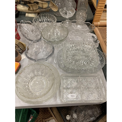 1065 - A LARGE QUANTITY OF GLASSWARE TO INCLUDE BOWLS, LARGE VICTORIAN GLASS NIBBLES DISH, ETC