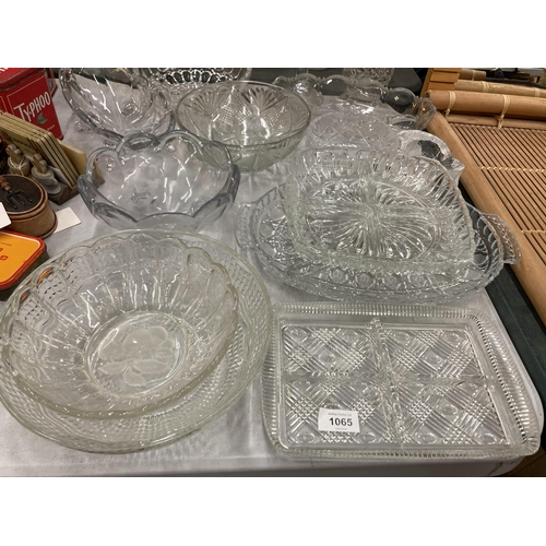 1065 - A LARGE QUANTITY OF GLASSWARE TO INCLUDE BOWLS, LARGE VICTORIAN GLASS NIBBLES DISH, ETC