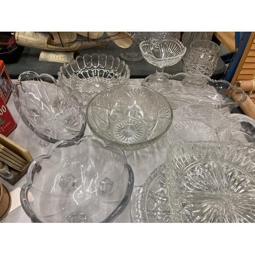 1065 - A LARGE QUANTITY OF GLASSWARE TO INCLUDE BOWLS, LARGE VICTORIAN GLASS NIBBLES DISH, ETC