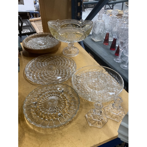 1095 - A COLLECTION OF GLASSWARE TO INCLUDE A VINTAGE ENGRAVED PEDESTAL BOWL, NIBBLE DISHES, CAKE PLATES AN... 