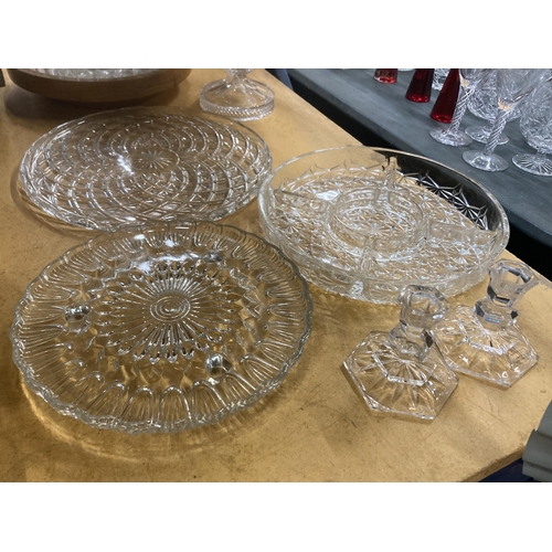 1095 - A COLLECTION OF GLASSWARE TO INCLUDE A VINTAGE ENGRAVED PEDESTAL BOWL, NIBBLE DISHES, CAKE PLATES AN... 