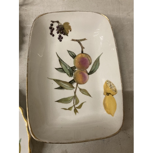 1122 - FOUR PIECES OF ROYAL WORCESTER 'EVESHAM' OVEN TO TABLE WARE TO INCLUDE, FLAN DISHES AND SERVING DISH... 