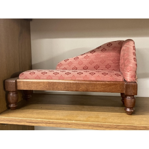 1140 - A DOLL'S CHAISE LONGUE, HEIGHT 18CM, LENGTH 30CM