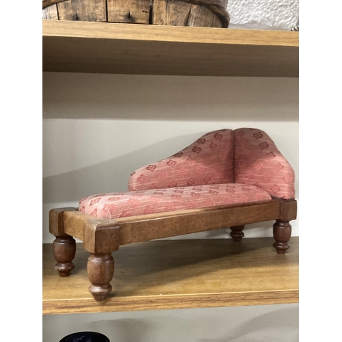 1140 - A DOLL'S CHAISE LONGUE, HEIGHT 18CM, LENGTH 30CM