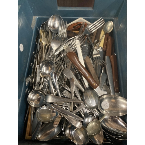 1152 - A LARGE QUANTITY OF FLATWARE, SOME VINTAGE