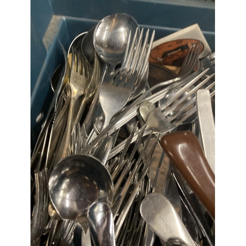 1152 - A LARGE QUANTITY OF FLATWARE, SOME VINTAGE