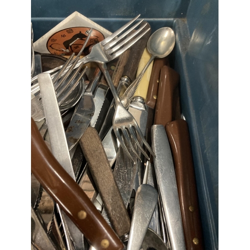 1152 - A LARGE QUANTITY OF FLATWARE, SOME VINTAGE