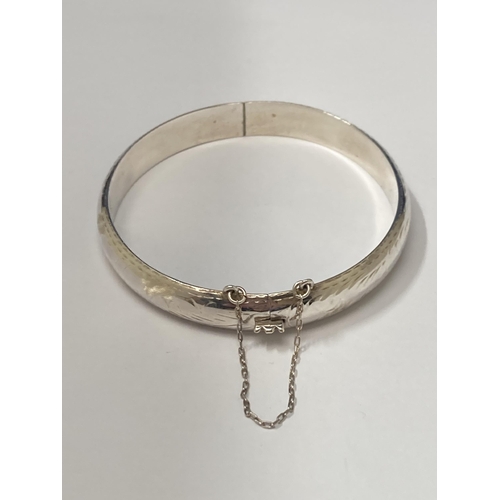 506 - A MARKED 925 SILVER BANGLE WITH SAFETY CHAIN