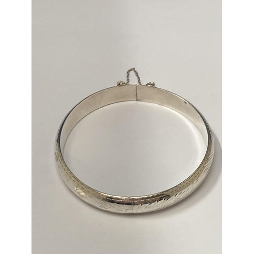 506 - A MARKED 925 SILVER BANGLE WITH SAFETY CHAIN