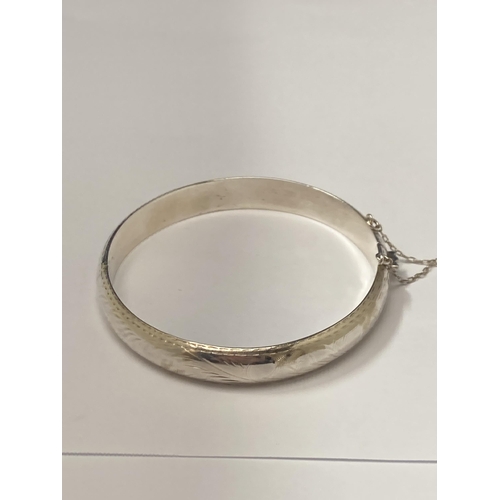 506 - A MARKED 925 SILVER BANGLE WITH SAFETY CHAIN