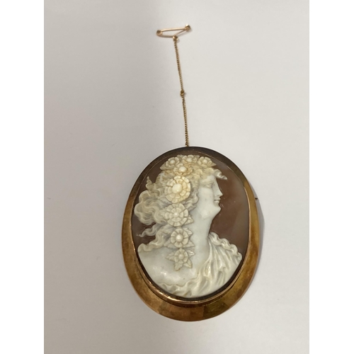 509 - A LARGE MARKED 9 CARAT GOLD CAMEO BROOCH WITH SAFETY CHAIN 6.5CM X 5CM GROSS WEIGHT 17.2 GRAMS