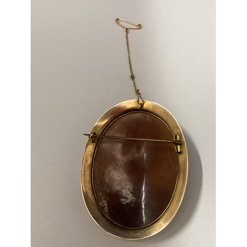 509 - A LARGE MARKED 9 CARAT GOLD CAMEO BROOCH WITH SAFETY CHAIN 6.5CM X 5CM GROSS WEIGHT 17.2 GRAMS