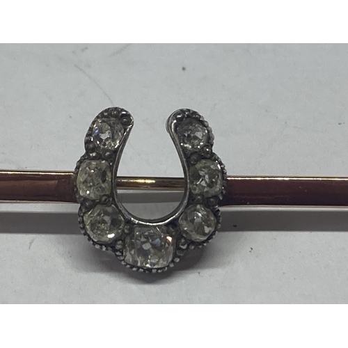 519 - A TESTED TO 9 CARAT GOLD (NO WARRANTY GIVEN) TIE PIN WITH SEVEN DIAMONDS IN A HORSESHOE SHAPE GROSS ... 