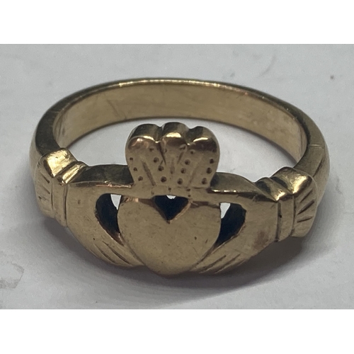 521 - A MARKED 9 CARAT YELLOW GOLD CLADDAGH RING SIZE U GROSS WEIGHT 8.1 GRAMS