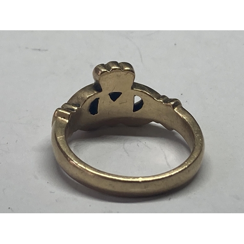 521 - A MARKED 9 CARAT YELLOW GOLD CLADDAGH RING SIZE U GROSS WEIGHT 8.1 GRAMS