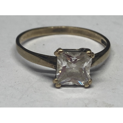 522 - A MARKED 9 CARAT GOLD RING WITH A SOLIATIRE SQUARE CUBIC ZIRCONIA SIZE N/O GROSS WEIGHT 1.8 GRAMS