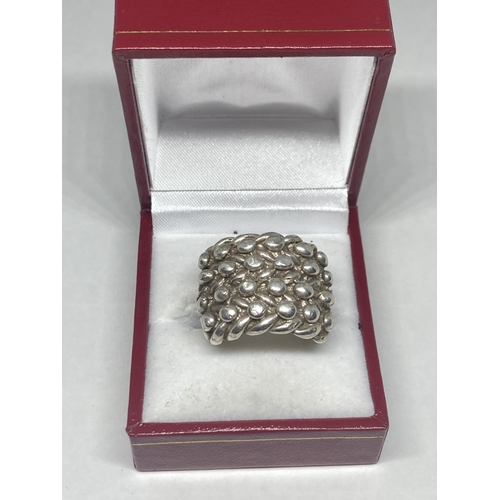 534 - A HEAVY SILVER KNOT STYLE RING SIZE S/T IN A PRESENTATION BOX