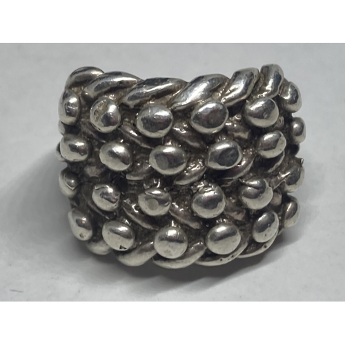 534 - A HEAVY SILVER KNOT STYLE RING SIZE S/T IN A PRESENTATION BOX