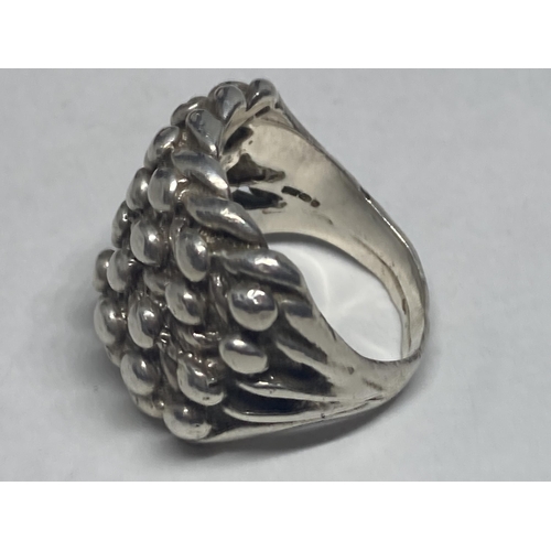 534 - A HEAVY SILVER KNOT STYLE RING SIZE S/T IN A PRESENTATION BOX