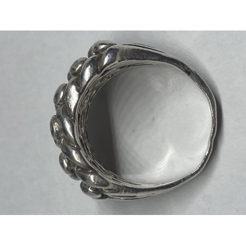 534 - A HEAVY SILVER KNOT STYLE RING SIZE S/T IN A PRESENTATION BOX