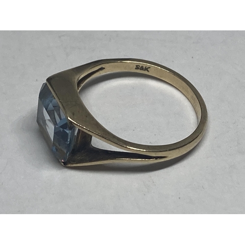 546 - A MARKED 9 CARAT LONDON YELLOW GOLD RING WITH A LARGE AQUA MARINE STONE SIZE P GROSS WEIGHT 3.12 GRA... 