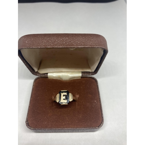 551 - A 9 CARAT GOLD E DESIGN RING SIZE IN A PRESENTATION BOX