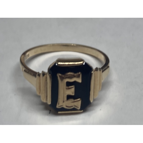 551 - A 9 CARAT GOLD E DESIGN RING SIZE IN A PRESENTATION BOX