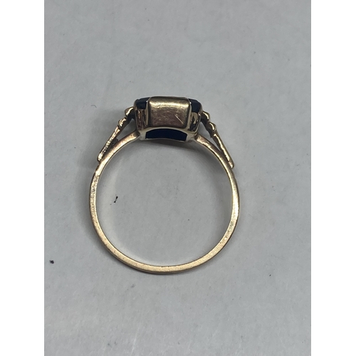 551 - A 9 CARAT GOLD E DESIGN RING SIZE IN A PRESENTATION BOX