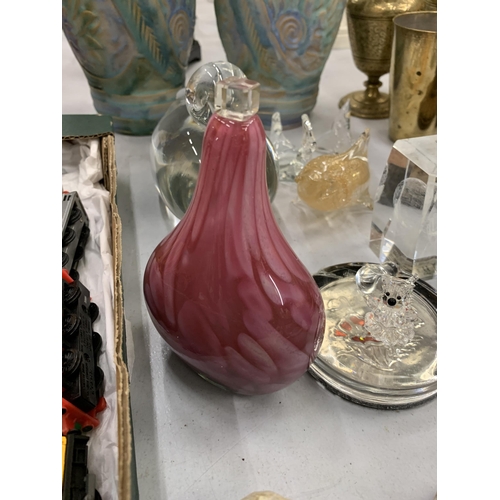 103 - A QUANTITY OF GLASSWARE TO INCLUDE A LARGE HEAVY DUCK, A PINK SWIRL SCENT BOTTLE, PAPERWEIGHTS, PLUS... 