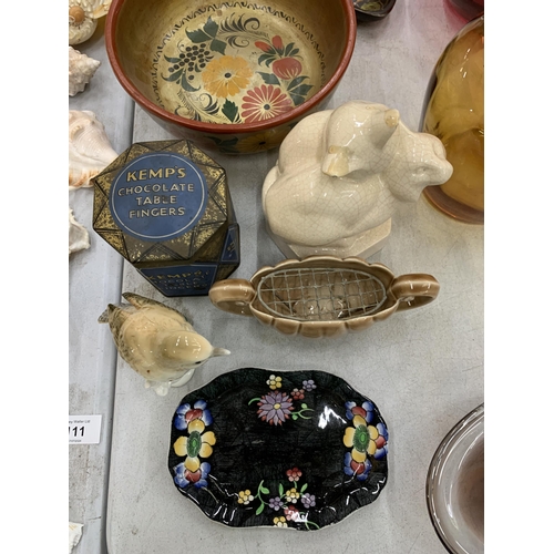 110 - A MIXED LOT TO INCLUDE AN 'EDITION KOZA', FRANCE CAT, A RUSSIAN BOWL, JAR AND BEAKERS, SONG THRUSH, ... 