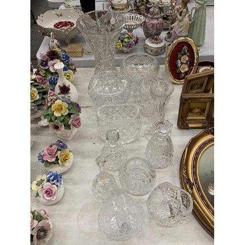 125 - A QUANTITY OF CRYSTAL CUT GLASS TO INCLUDE VASES, BOWLS, A ROSE BOWL, BASKETS, SMALL DECANTERS AND A... 