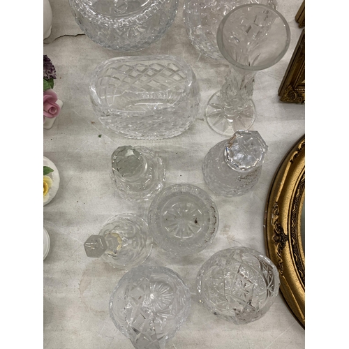 125 - A QUANTITY OF CRYSTAL CUT GLASS TO INCLUDE VASES, BOWLS, A ROSE BOWL, BASKETS, SMALL DECANTERS AND A... 