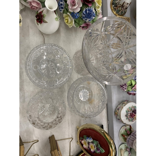 125 - A QUANTITY OF CRYSTAL CUT GLASS TO INCLUDE VASES, BOWLS, A ROSE BOWL, BASKETS, SMALL DECANTERS AND A... 