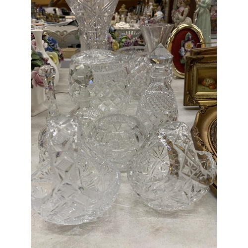 125 - A QUANTITY OF CRYSTAL CUT GLASS TO INCLUDE VASES, BOWLS, A ROSE BOWL, BASKETS, SMALL DECANTERS AND A... 