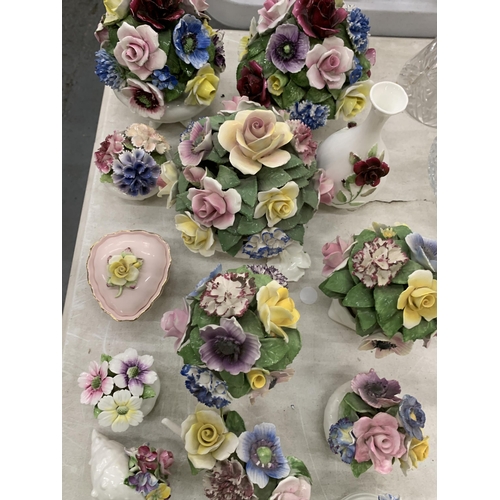 126 - A LARGE COLLECTION OF CERAMIC FLORAL POSIES OF VARYING SIZES TO INCLUDE RADNOR, ETC