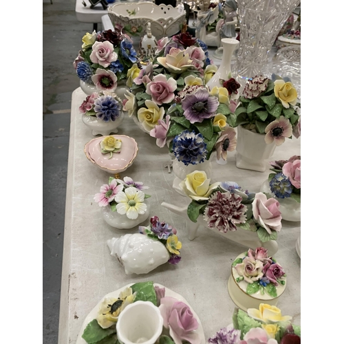 126 - A LARGE COLLECTION OF CERAMIC FLORAL POSIES OF VARYING SIZES TO INCLUDE RADNOR, ETC