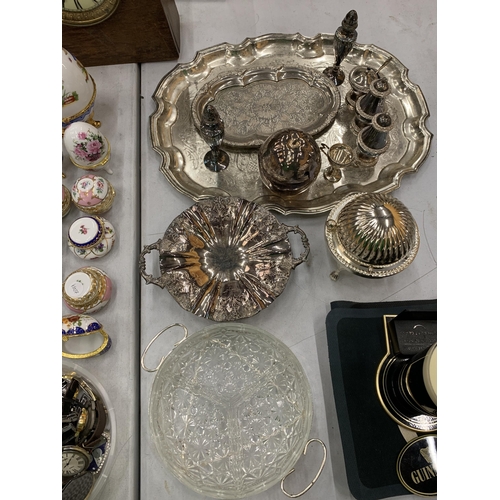 128 - A QUANTITY OF SILVER PLATE TO INCLUDE A LARGE AND SMALLER TRAY, CONDIMENT SET, EGG CODDLER, FOOTED D... 