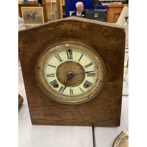 130 - A VINTAGE BRASS AND ENAMEL FACED AMERICAN MANTLE CLOCK, 'ANSONIA NEW YORK', WITH KEY, VENDOR STATES ... 