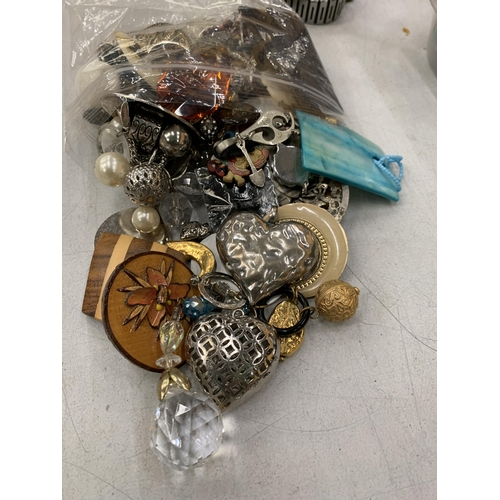 137 - A QUANTITY OF VINTAGE COSTUME JEWELLERY PENDANTS