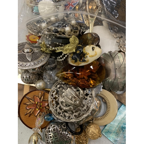 137 - A QUANTITY OF VINTAGE COSTUME JEWELLERY PENDANTS