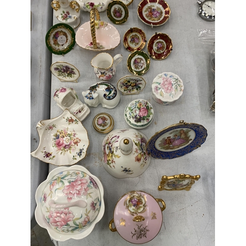 139 - A LARGE QUANTITY OF CHINA AND PORCELAIN MINIATURE PLATES, VASES, TRINKET BOXES, TO INCLUDE LIMOGES, ... 