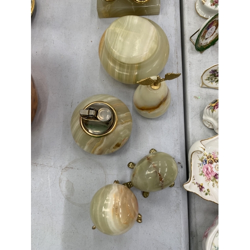 140 - A QUANTITY OF ONYX ITEMS TO INCLUDE A TABLE LIGHTER, DECORATIVE EGGS, A MANTLE CLOCK, CANDLESTICKS, ... 