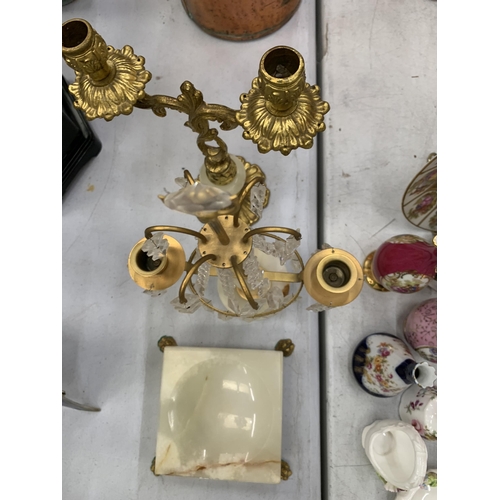 140 - A QUANTITY OF ONYX ITEMS TO INCLUDE A TABLE LIGHTER, DECORATIVE EGGS, A MANTLE CLOCK, CANDLESTICKS, ... 